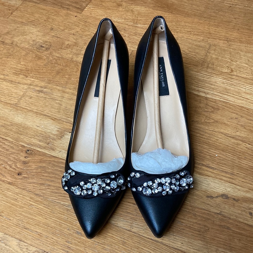NWOT Ann Taylor Black Pumps with Jeweled Front Size 7.5